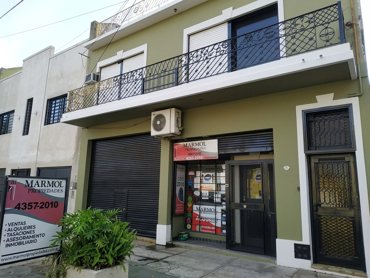 Fachada de la oficina de Marmol Propiedades en José Marmol 517, Lanús